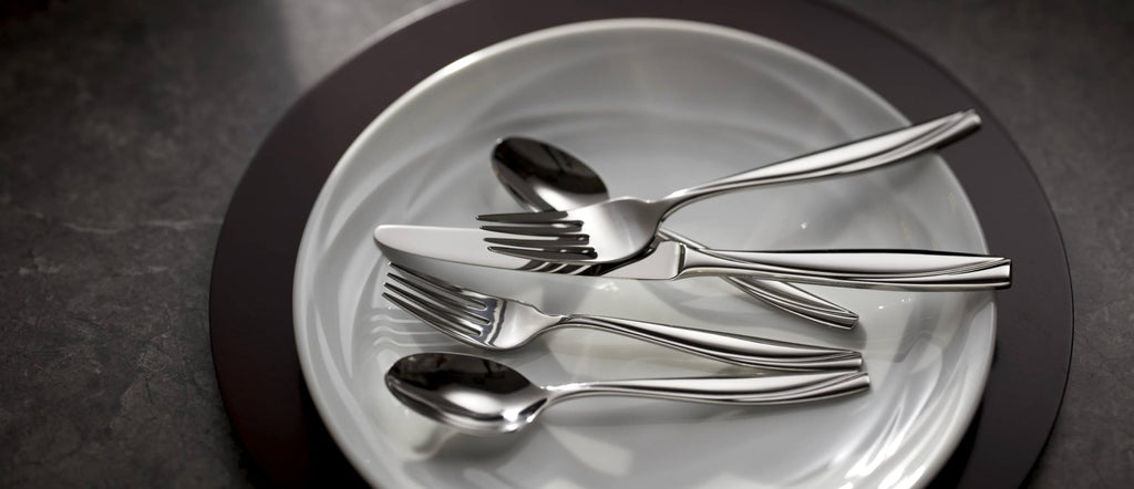Oneida Silverware Set, Camlynn Mirror 20-Piece Everyday Flatware Set, Service For 4, 18/0 Stainless Steel, Knives Spoons And Forks Sets, Dishwasher Safe, Home and Kitchen Utensils(Silver, 20 Piece)