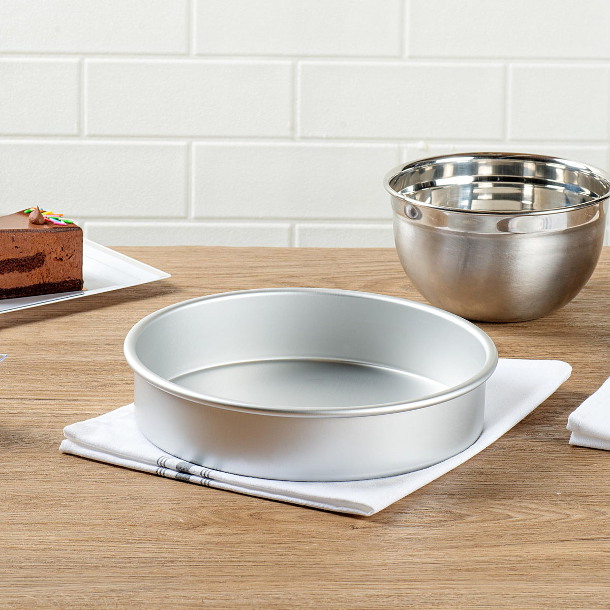 Restaurantware-Met Lux 9 x 2 Inch Straight-Sided Baking Tin, 1 Round Cake Pan - Oven-Ready, Freezable, Anodized Aluminum Round Baking Pan, Greaseproof, For Layer Birthday Cake
