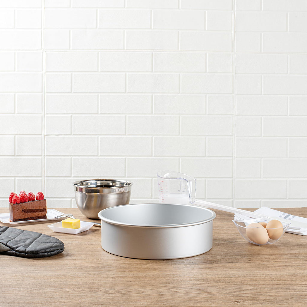 Restaurantware-Met Lux 10 x 3 Inch Straight-Sided Baking Tin, 1 Round Cake Pan - Oven-Ready, Freezable, Anodized Aluminum Round Baking Pan, Greaseproof, For Layer Birthday Cake