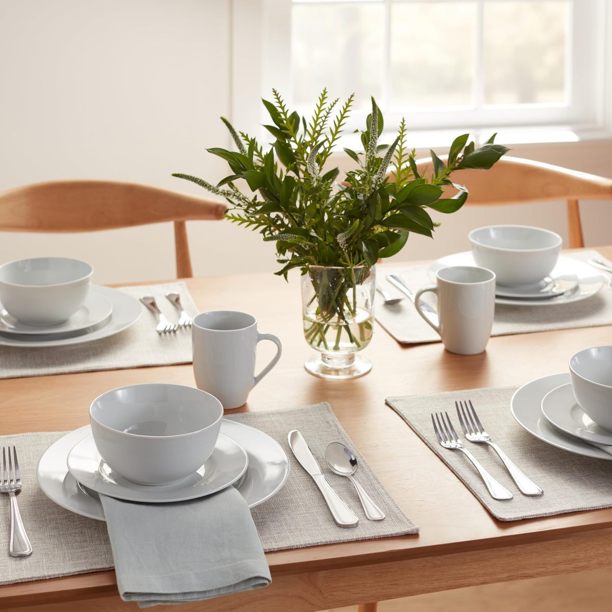 Amazon Basics 16-Piece Porcelain Dinnerware Set, Microwave and Dishwasher Safe, Service for 4, Plates, Bowls and Mugs, White
