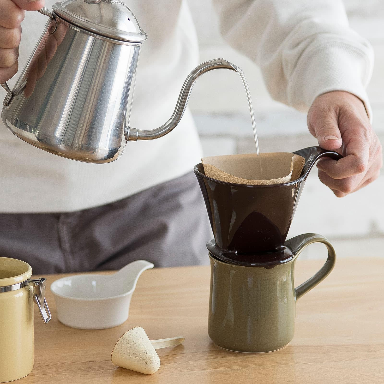 ZERO JAPAN - Bee House Pour Over Coffee Dripper - Ceramic Coffee Maker with Elegant Peek Hole, Drip Cone Brewer Coffee Gifts, Brewing Accessories - Tomato, Standar Size