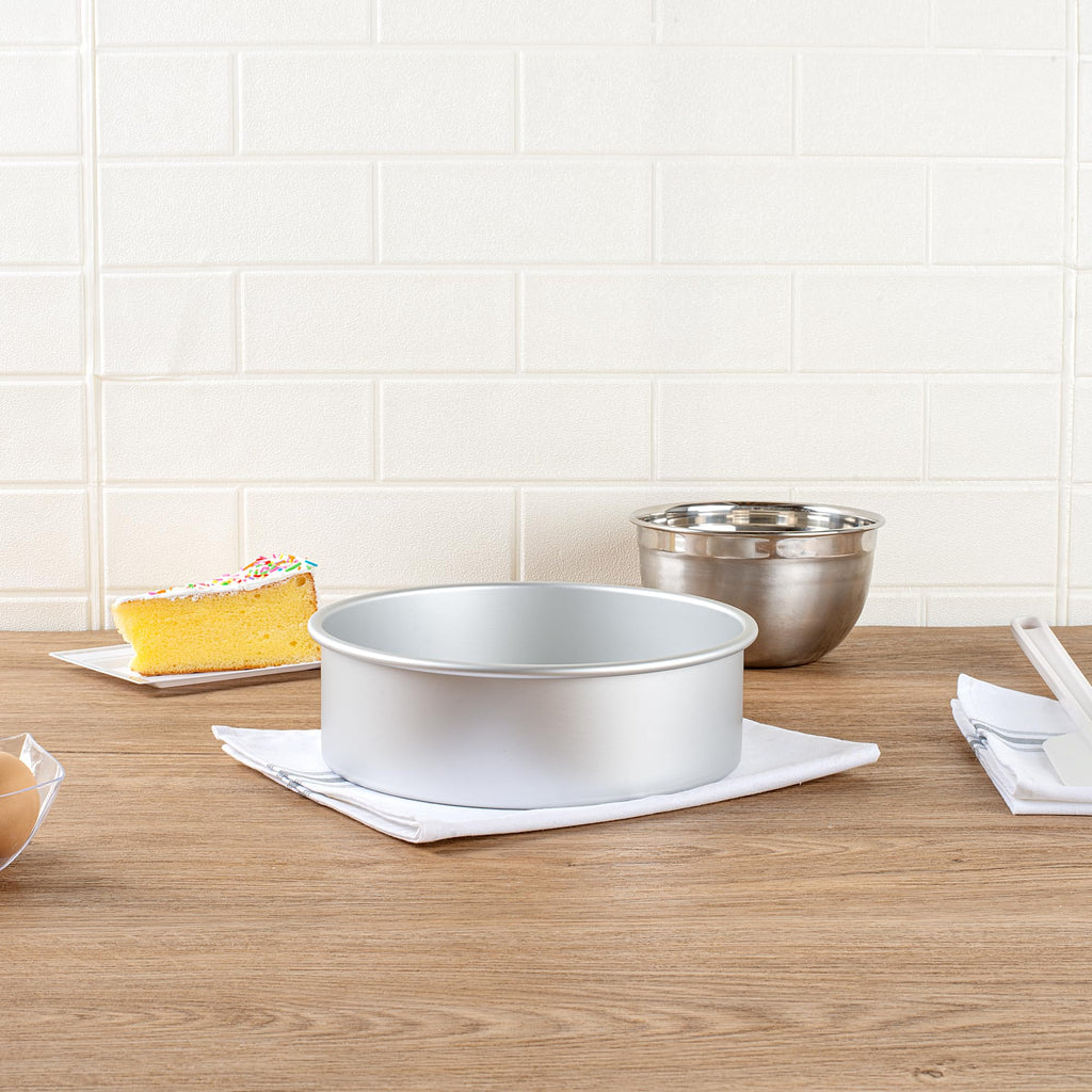 Restaurantware-Met Lux 9 x 3 Inch Straight-Sided Baking Tin, 1 Round Cake Pan - Oven-Ready, Freezable, Anodized Aluminum Round Baking Pan, Greaseproof, For Layer Birthday Cake