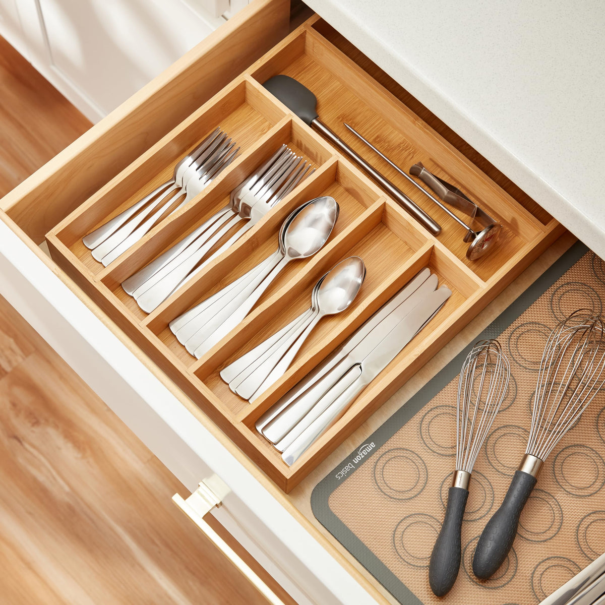 Amazon Basics 20-Piece Stainless Steel Flatware Set with Square Edge, Dishwasher Safe, Simple Design, Service for 4, Silver